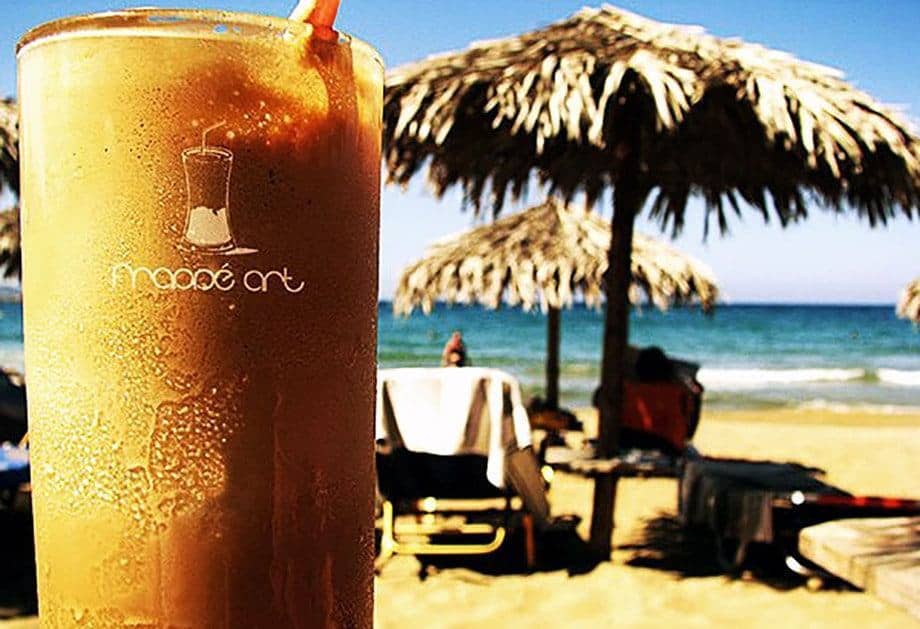 Δροσιστείτε στη Σαντορίνη με ελληνικό φραπέ